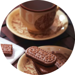 chicara de café com bolacha